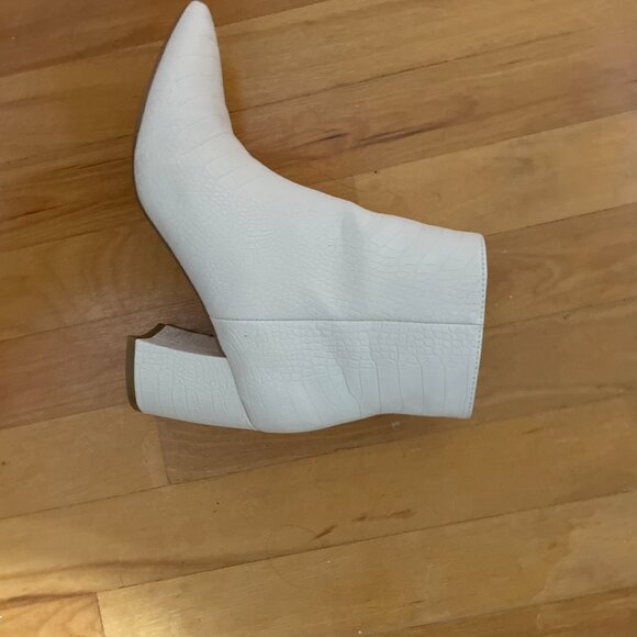 steve madden white boots (7.5) - Picture 3 of 4